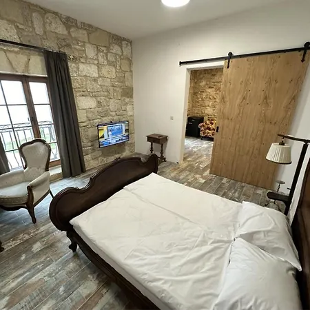 & - Terizis Le Rocher