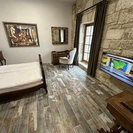 & - Terizis Le Rocher