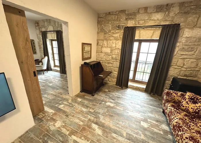 & - Terizis Le Rocher